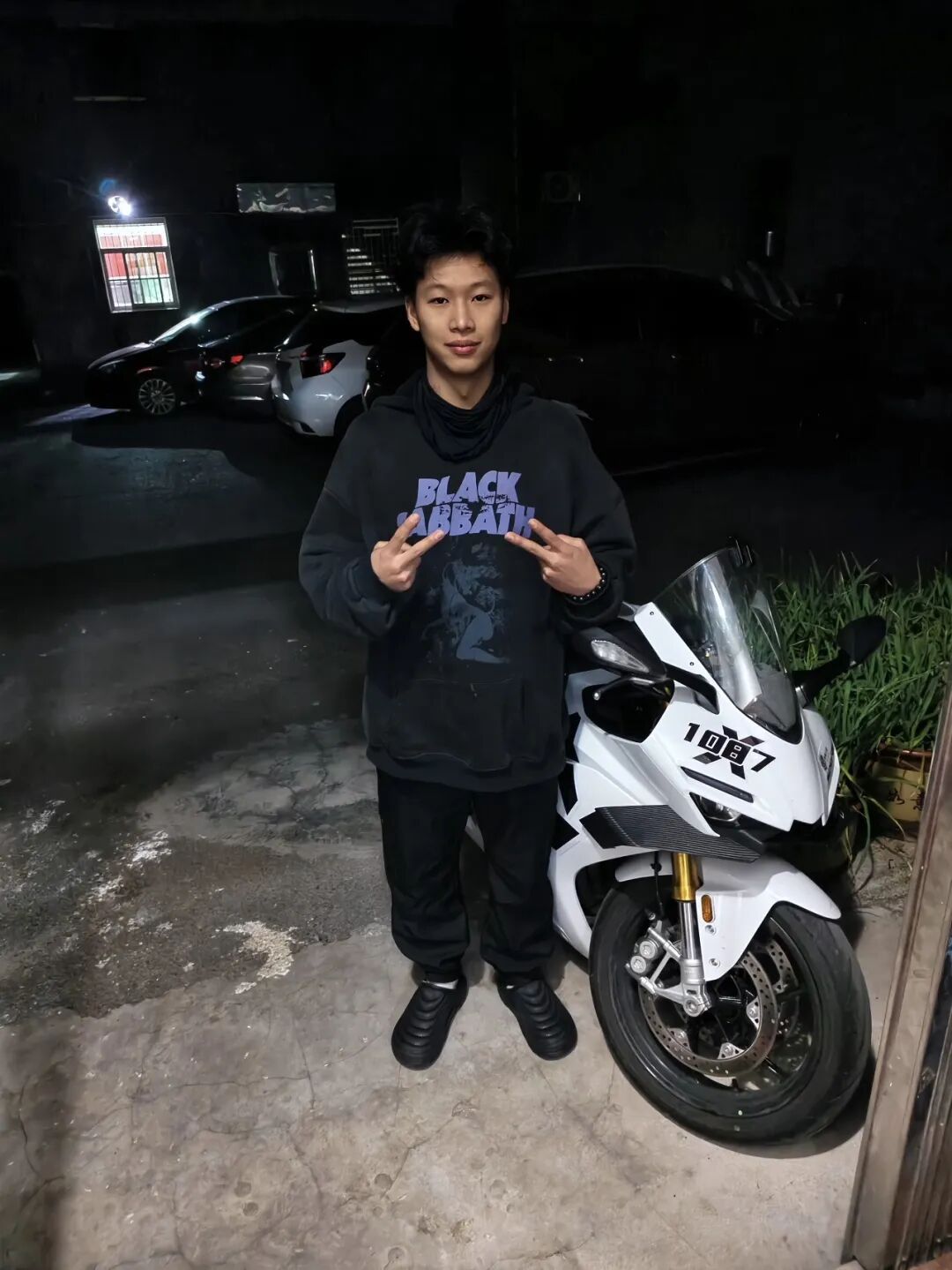 这操作太帅了,近4000万网友围观!00后小伙骑车出门,路边一幕让他果断掉头 这操作太帅了,近4000万网友围观!00后小伙骑车出门,路边一幕让他果断掉头