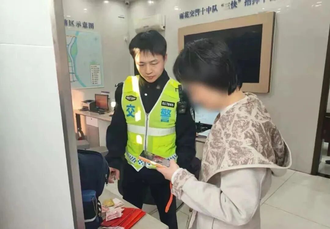 垃圾桶上的1万元,被他俩捡到了! 垃圾桶上的1万元,被他俩捡到了!