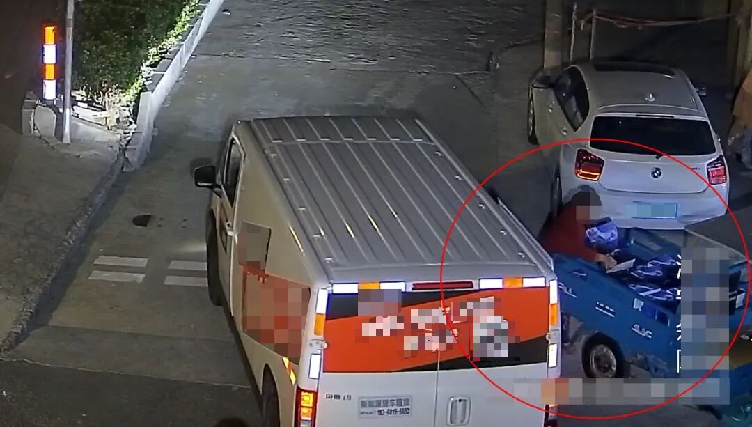 偏远仓库内,警方查获大量“笑气”…… 偏远仓库内,警方查获大量“笑气”……