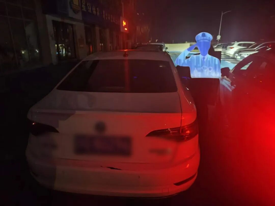 凌晨时分，一辆未熄火的车辆引起警方注意