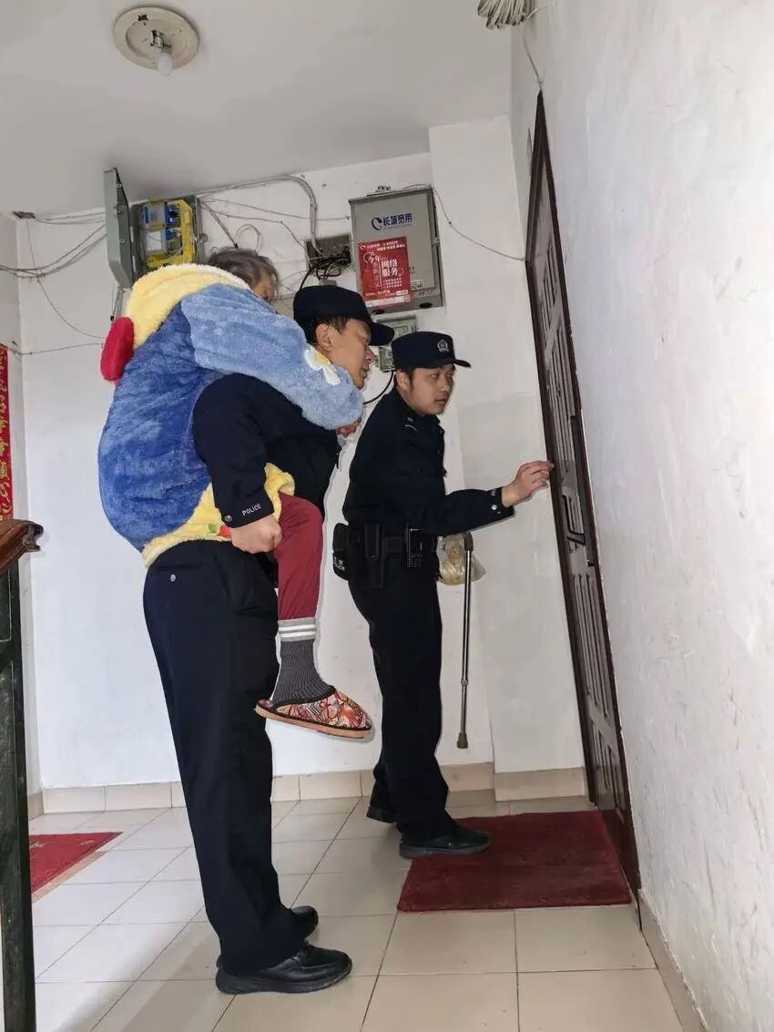 3个单元30余户!民警背着走失老人“逐户敲门”寻找家人 3个单元30余户!民警背着走失老人“逐户敲门”寻找家人