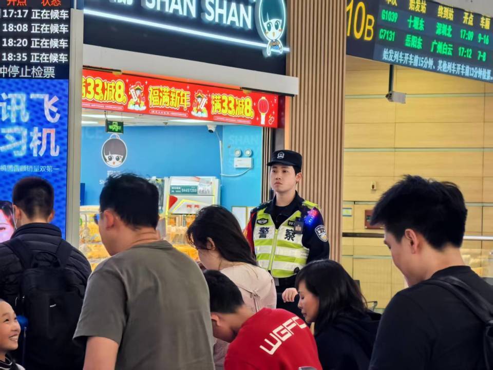 2人带无票旅客进长沙南站收取好处费，构成扰乱公共场所秩序被拘留