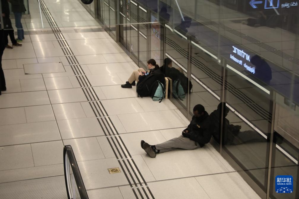 以色列特拉维夫：民众在地铁站躲避