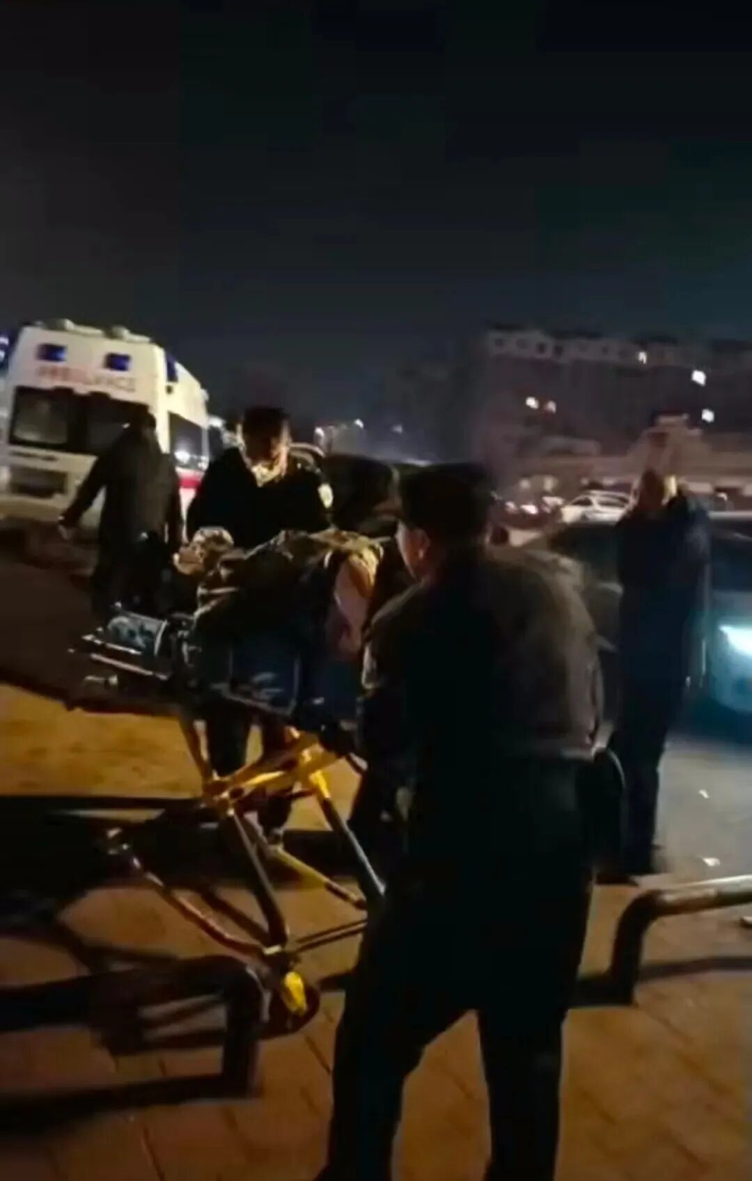 醉酒男子轻生把朋友也拖下水,两名辅警出手了! 醉酒男子轻生把朋友也拖下水,两名辅警出手了!