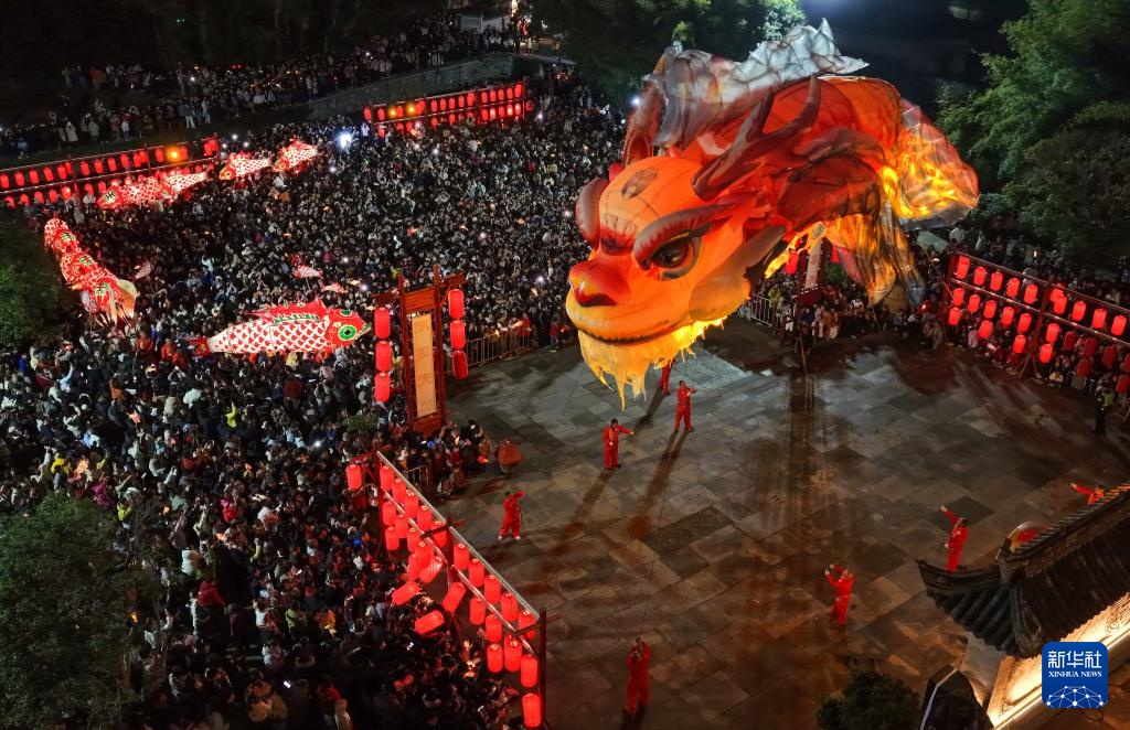 安徽黄山：“鳌鱼飞天”点亮千年古村