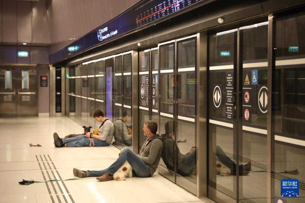 以色列特拉维夫：民众在地铁站躲避