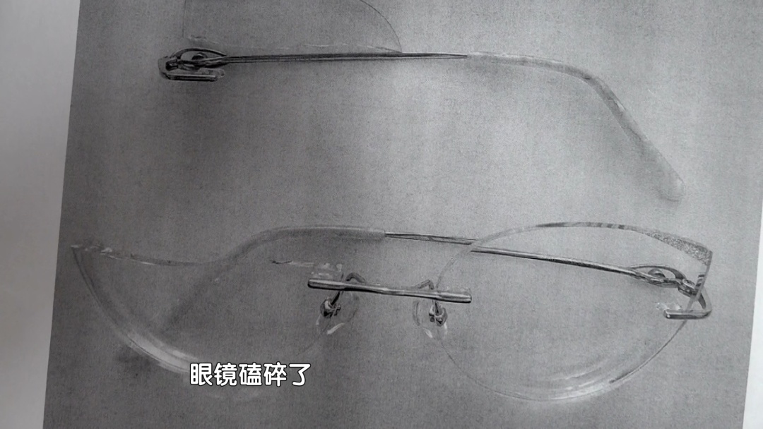 北京：女子买蛋糕时撞玻璃门“破相” 将蛋糕店告上法庭