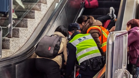 “吓得连连后退！”上海地铁一乘客突然后仰，撞翻扶梯上多名乘客！很多人遇到过...