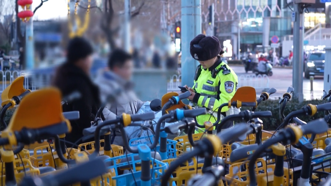 北京“软萌”女警暖心执法 疏导交通消除隐患