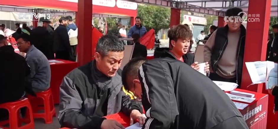 “线上+线下+AI智能”融合助力“春风” 各地复工复产按下“加速键”