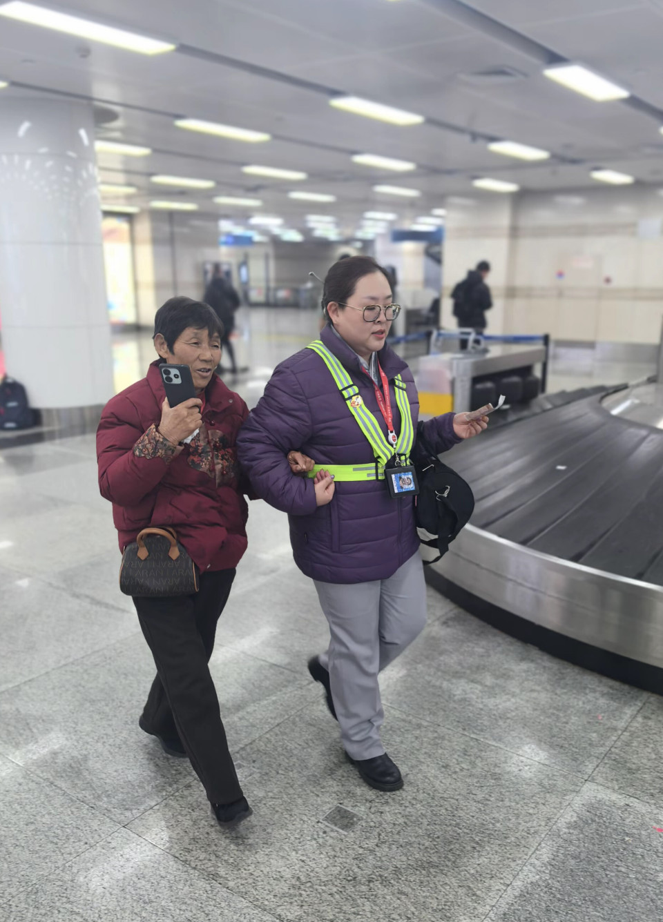 不识字老人独自乘机,女婿发帖求助引百万网友接力护送,大家约定:在外帮助彼此父母 不识字老人独自乘机,女婿发帖求助引百万网友接力护送,大家约定:在外帮助彼此父母