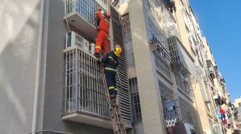 爷爷为何将孙子绑在窗外？经过令人心惊！消防提醒