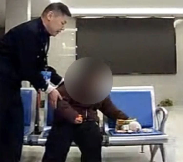 派出所门口，女子突然下跪致谢，民警连忙上前扶起……