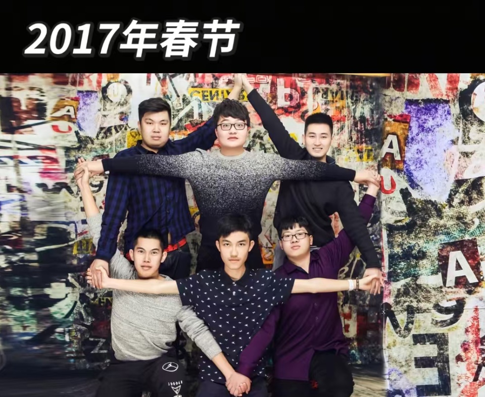 银川男子与多名好友从少年到而立坚持合影，当事人：维持关系好的秘诀，是不要走那么近