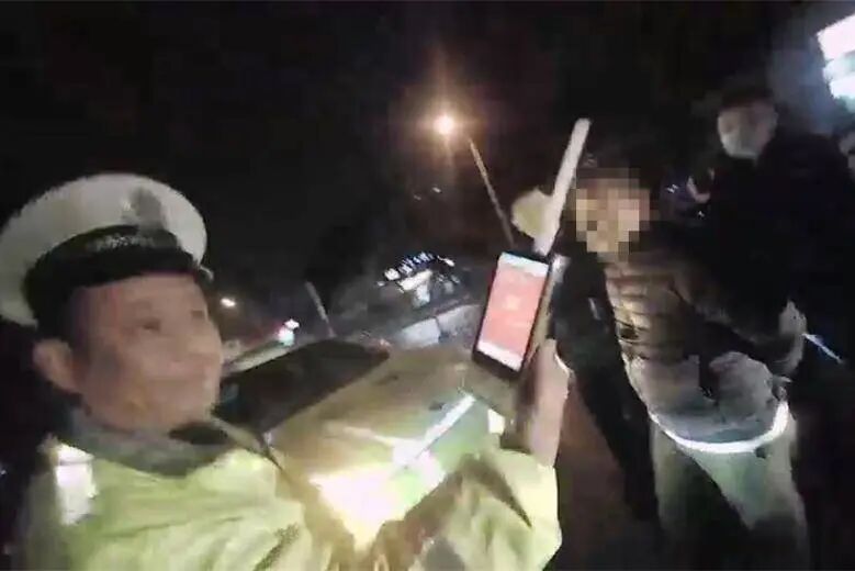 深夜侥幸酒驾，却被民警拦下