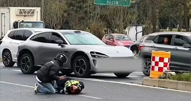 “执勤交警被撞”？当地警方通报