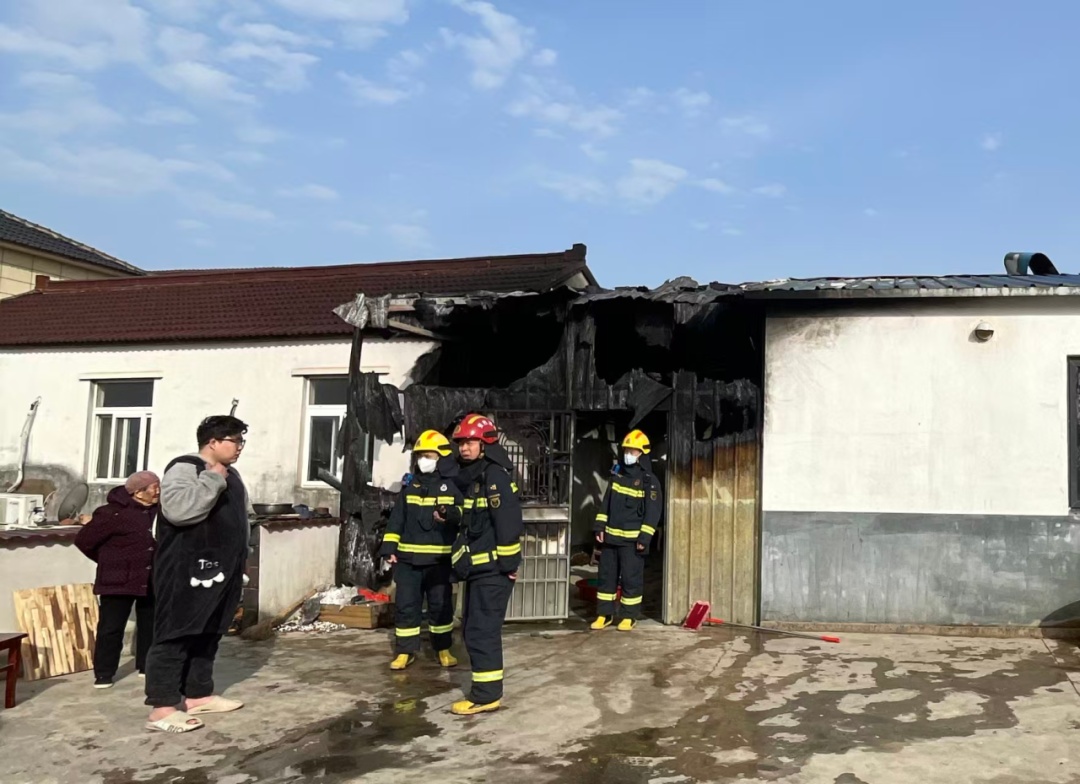 好险！上海消防员休假时遇火情，背出170多斤重的瘫痪老人