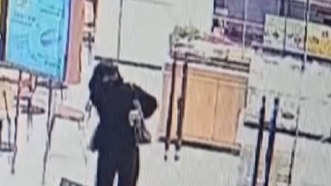 北京：女子买蛋糕时撞玻璃门“破相” 将蛋糕店告上法庭