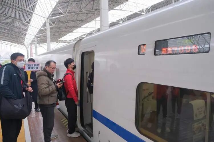 组团乘高铁去看球！长三角地区今年首趟“球迷专列”从上海开出