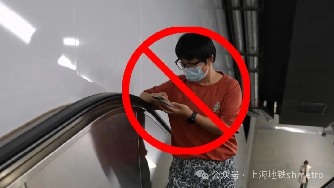 “吓得连连后退！”上海地铁一乘客突然后仰，撞翻扶梯上多名乘客！很多人遇到过...