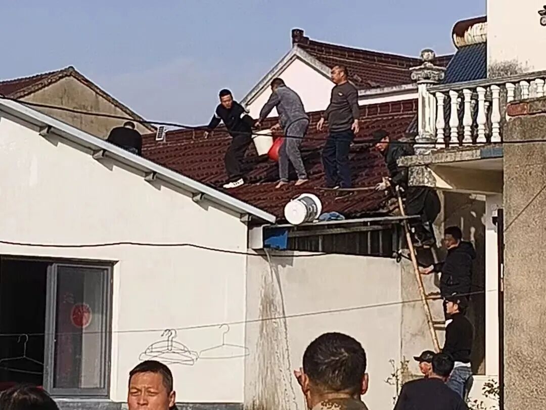 好险！上海消防员休假时遇火情，背出170多斤重的瘫痪老人