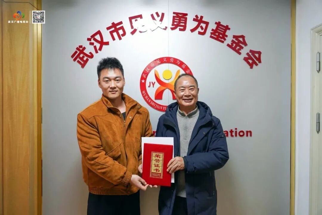 8分钟跪地抢回一条命!这位武汉辅警真“俊” 8分钟跪地抢回一条命!这位武汉辅警真“俊”