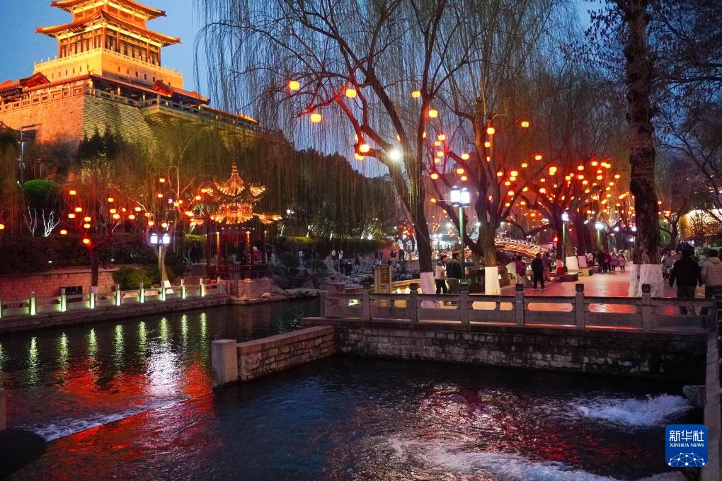 济南：泉水映彩灯 璀璨迎元宵