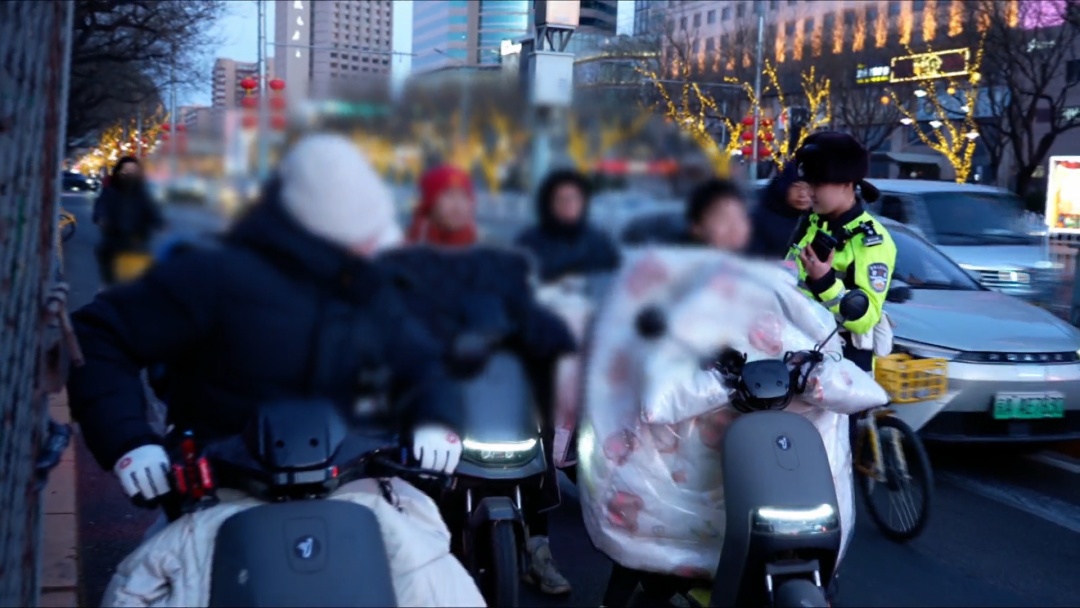 北京“软萌”女警暖心执法 疏导交通消除隐患