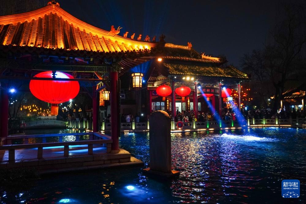 济南：泉水映彩灯 璀璨迎元宵