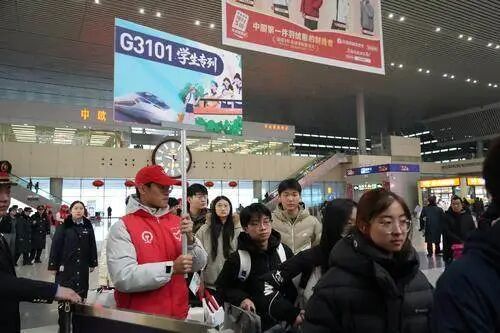 郑州铁路开行新年首趟学生专列