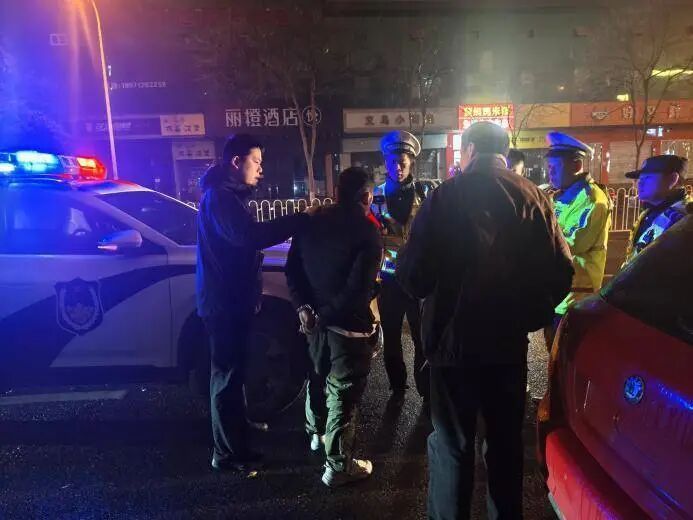 深夜侥幸酒驾，却被民警拦下