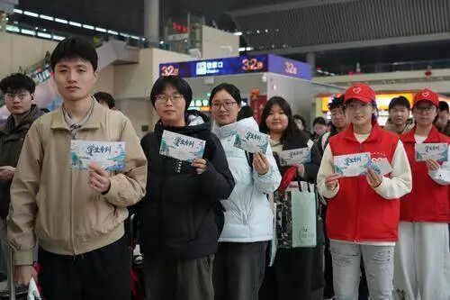 郑州铁路开行新年首趟学生专列