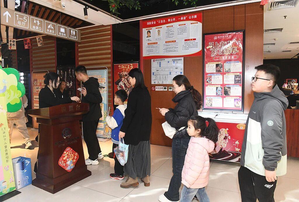 总票房突破百亿!中国电影市场领跑全球 总票房突破百亿!中国电影市场领跑全球