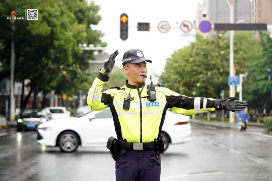 8分钟跪地抢回一条命!这位武汉辅警真“俊” 8分钟跪地抢回一条命!这位武汉辅警真“俊”