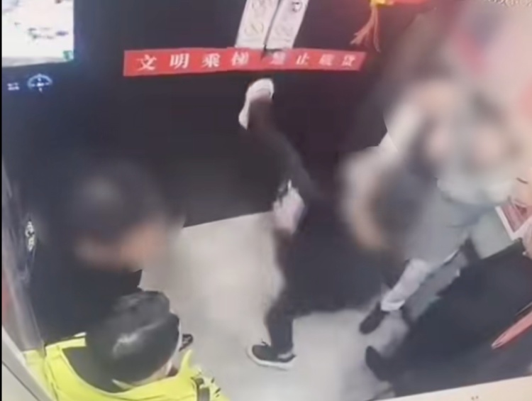 男子踹崩小区电梯，连累多人被关“小黑屋”，物业：已报警