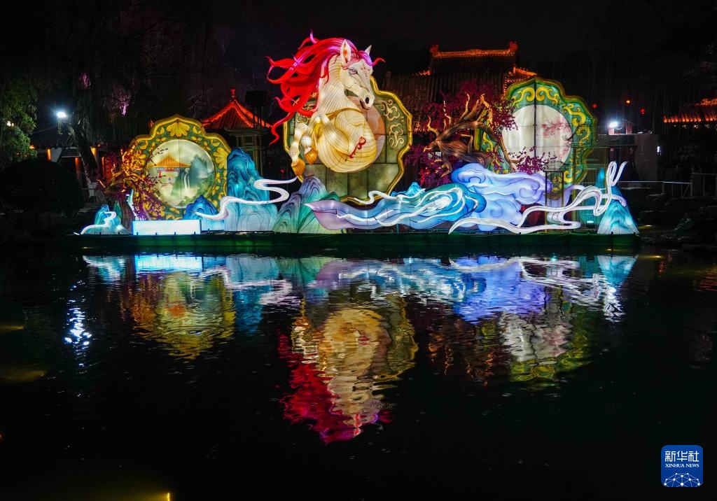 济南：泉水映彩灯 璀璨迎元宵