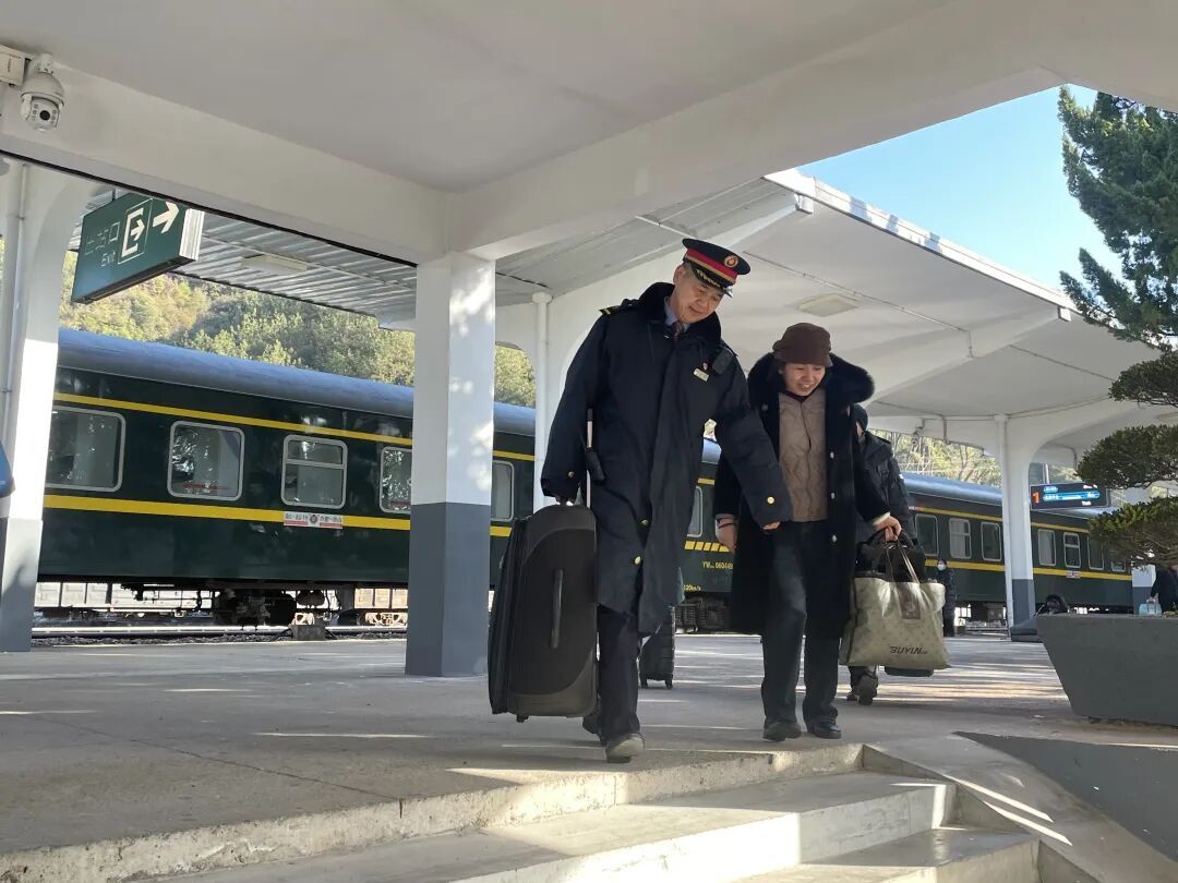 长三角铁路今日预计发送旅客298万人次,计划增开列车204列 长三角铁路今日预计发送旅客298万人次,计划增开列车204列