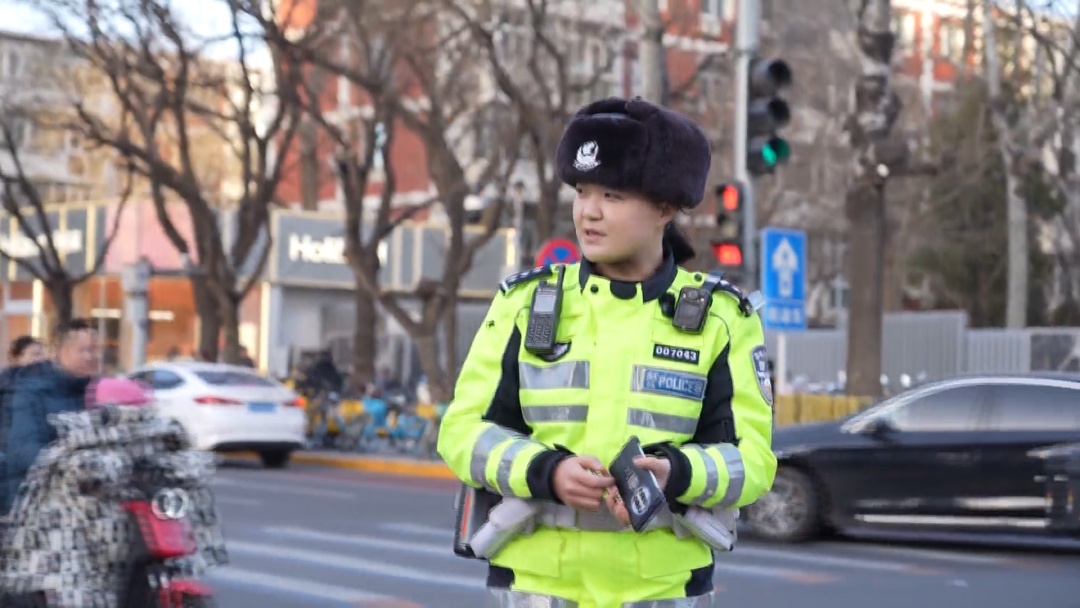 北京“软萌”女警暖心执法 疏导交通消除隐患