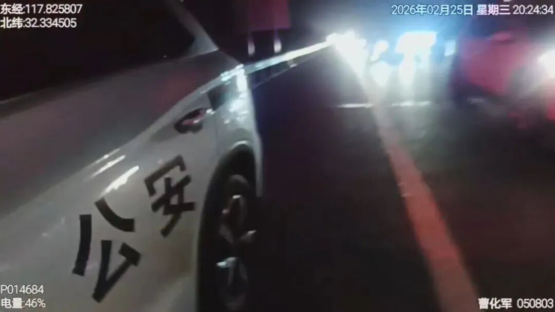 高速惊魂一幕！女子突发癔症欲跳车，交警紧急出手...