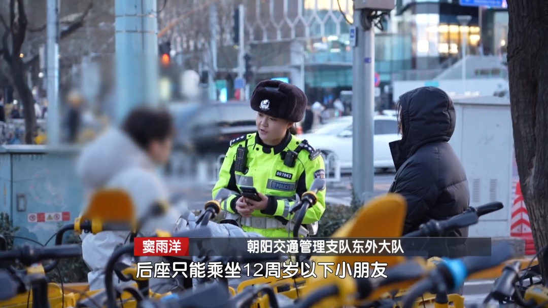 北京“软萌”女警暖心执法 疏导交通消除隐患