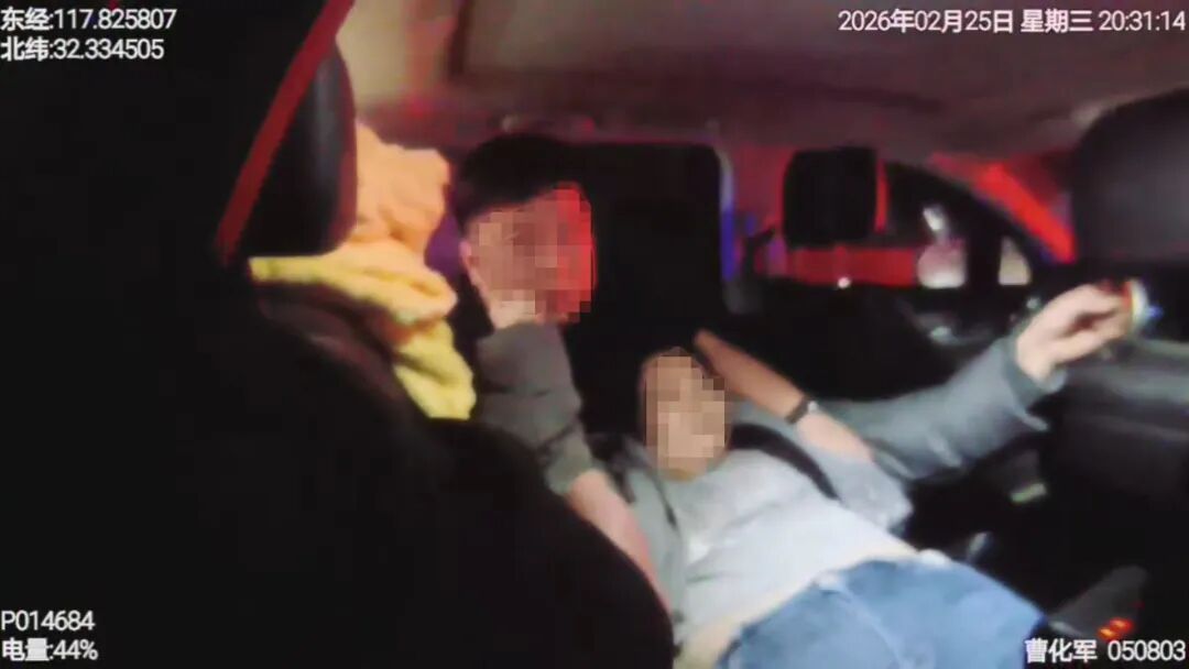 高速惊魂一幕！女子突发癔症欲跳车，交警紧急出手...