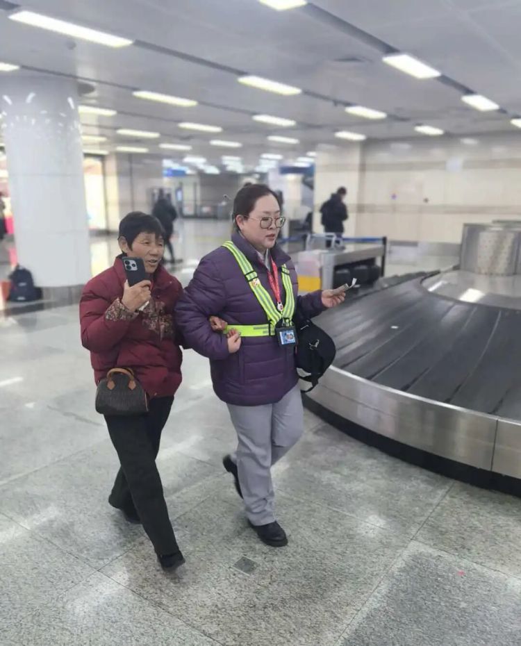 七旬老人独自乘飞机,不识字不会讲普通话,千万网友围观护送 七旬老人独自乘飞机,不识字不会讲普通话,千万网友围观护送