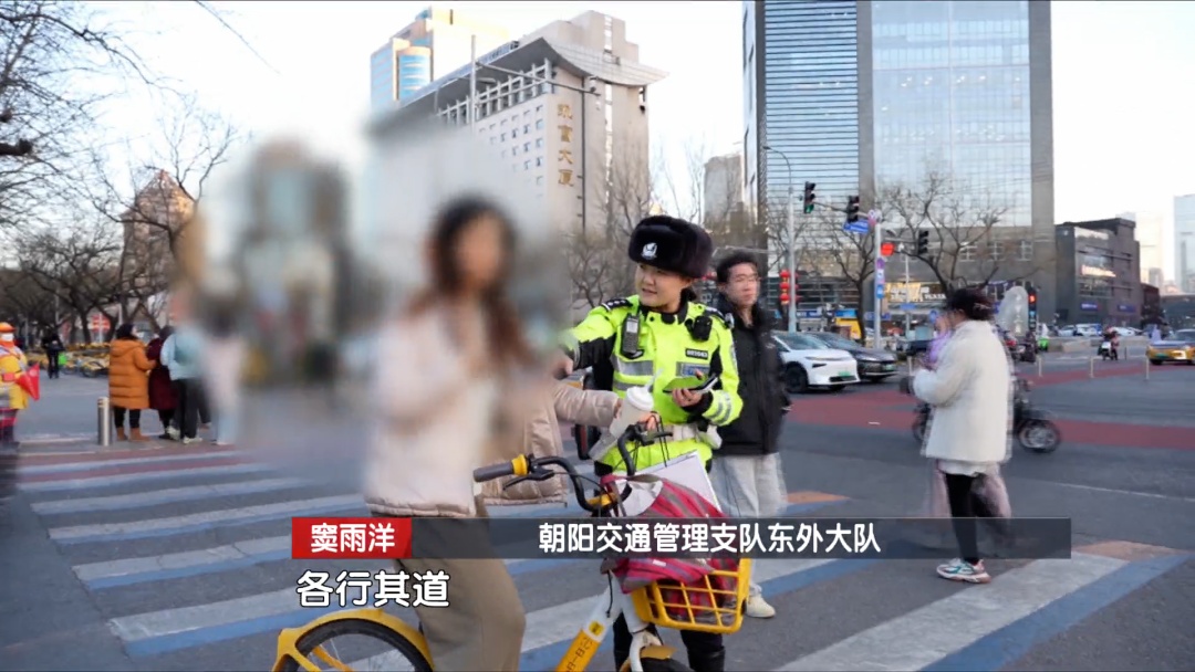 北京“软萌”女警暖心执法 疏导交通消除隐患