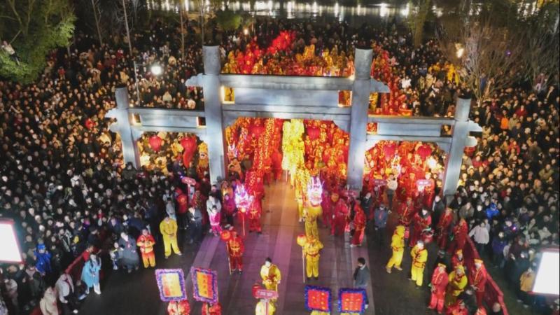 江西宜丰：百年火龙穿城过 一脉传承闹元宵