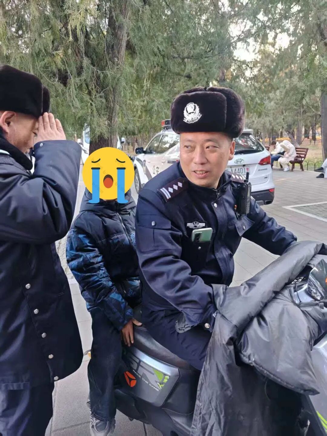 家长:孩子怎么不见了?萌娃:我在警务站跳嗨了! 家长:孩子怎么不见了?萌娃:我在警务站跳嗨了!