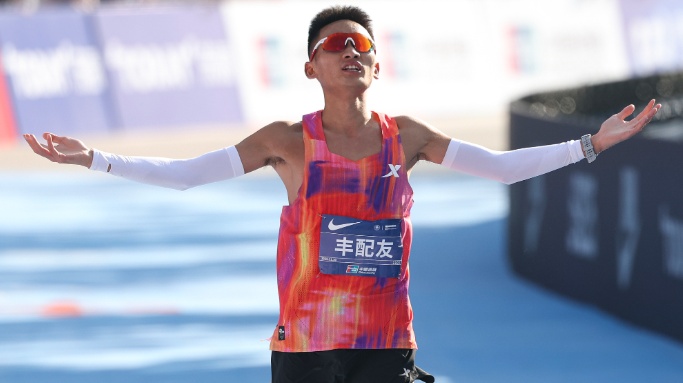 2:05:58！全新纪录！