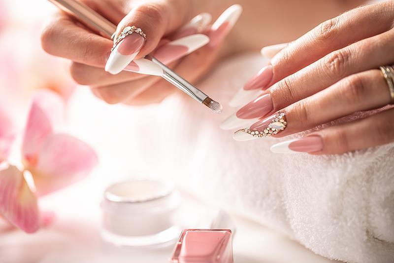 美甲可能误抢救 这些指甲上的“健康警报”你了解吗