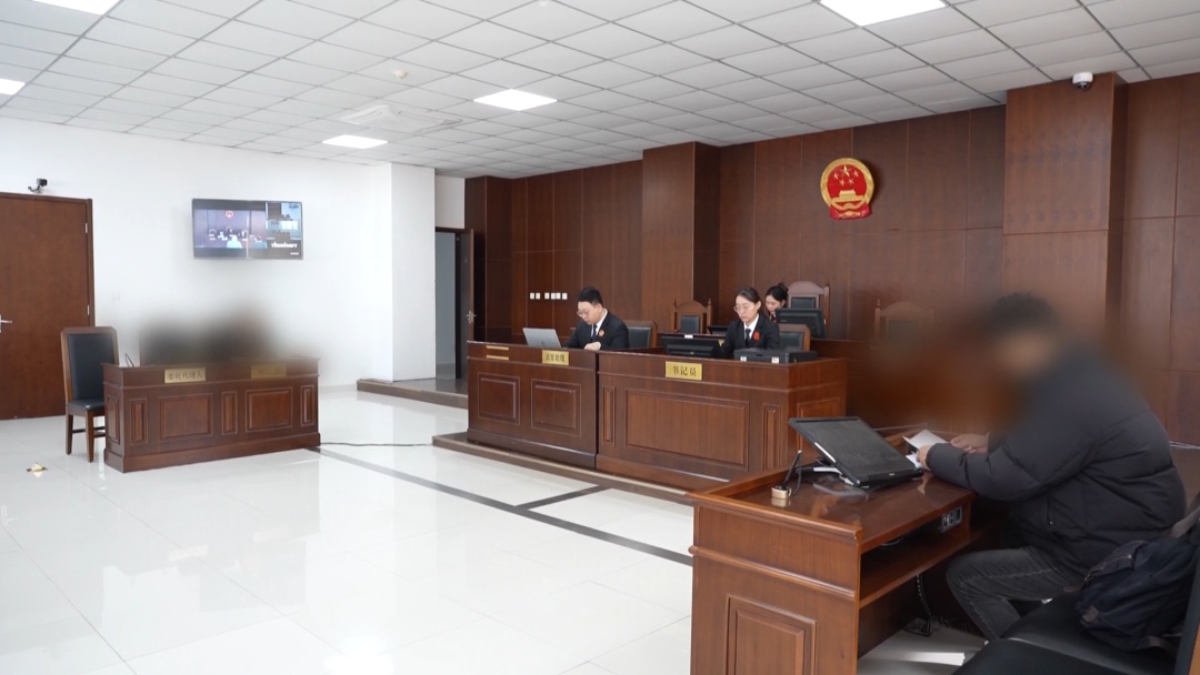 北京：女子买蛋糕时撞玻璃门“破相” 将蛋糕店告上法庭