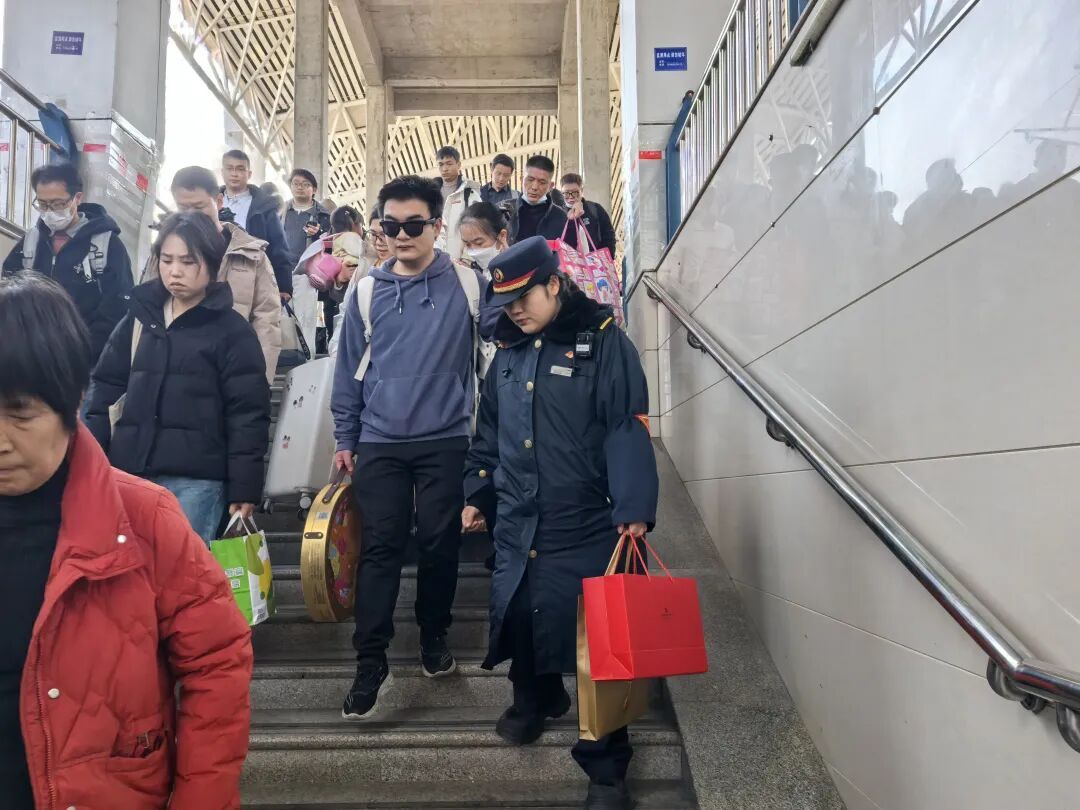 长三角铁路今日预计发送旅客298万人次,计划增开列车204列 长三角铁路今日预计发送旅客298万人次,计划增开列车204列