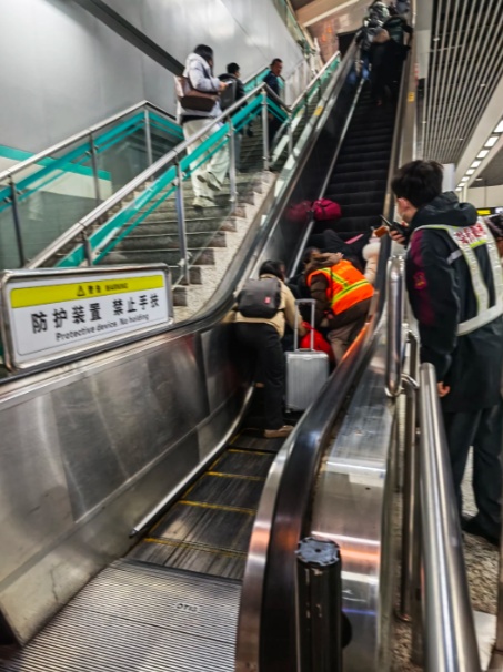 “吓得连连后退！”上海地铁一乘客突然后仰，撞翻扶梯上多名乘客！很多人遇到过...